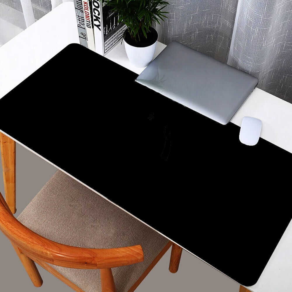 Juoda 90x40 cm – itin didelė neslystanti žaidimų pelės kilimėlis
Tinka PC ir nešiojamam kompiuteriui, taip pat kaip klaviatūros stalo padėklas.